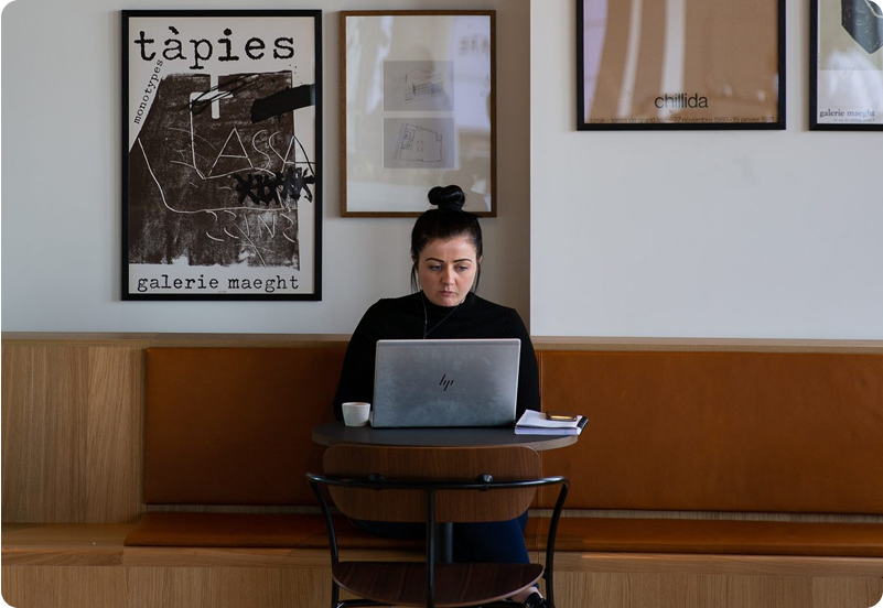 Woman applying for German unemployed health insurance on her laptop