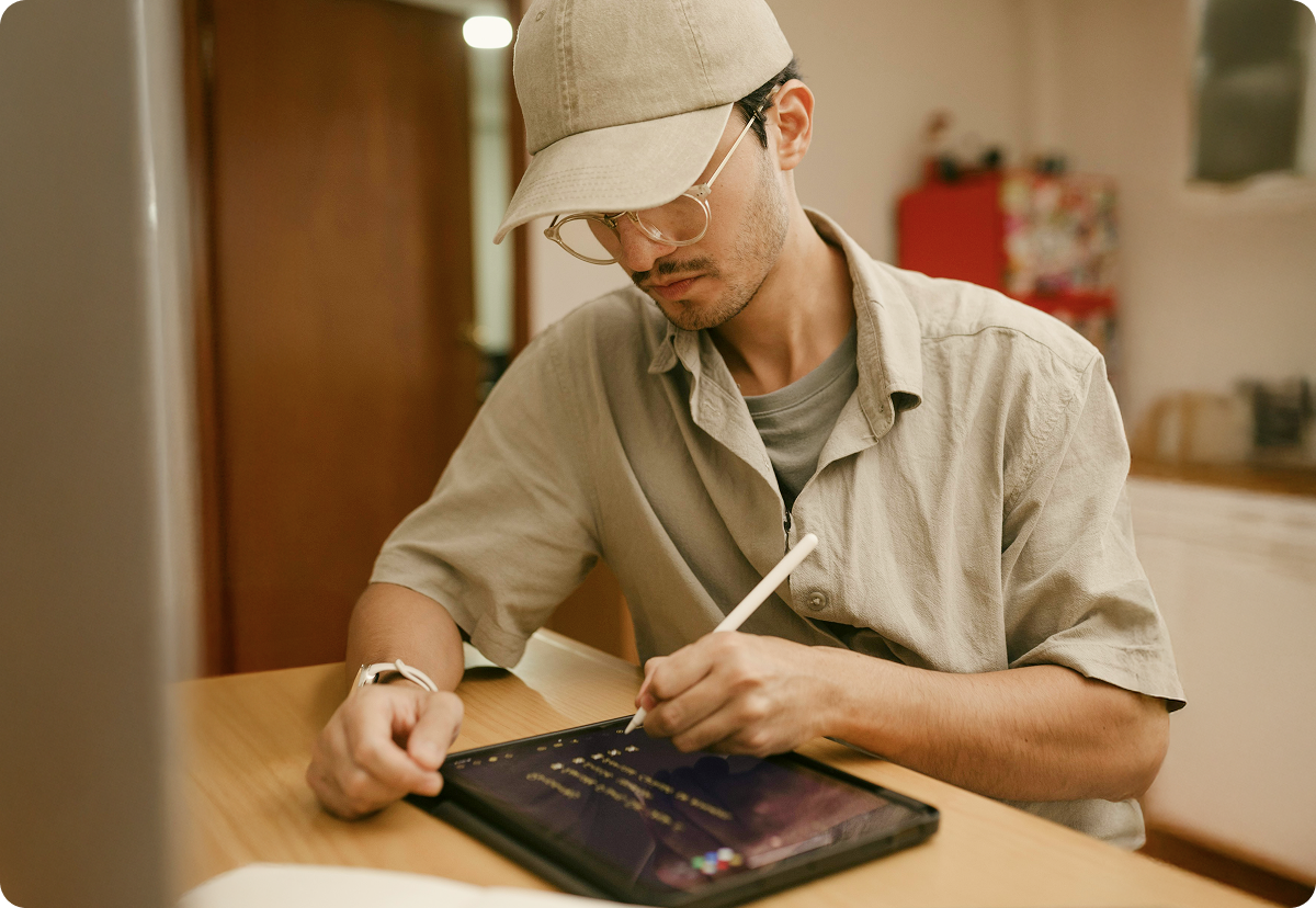 A men with his tablette