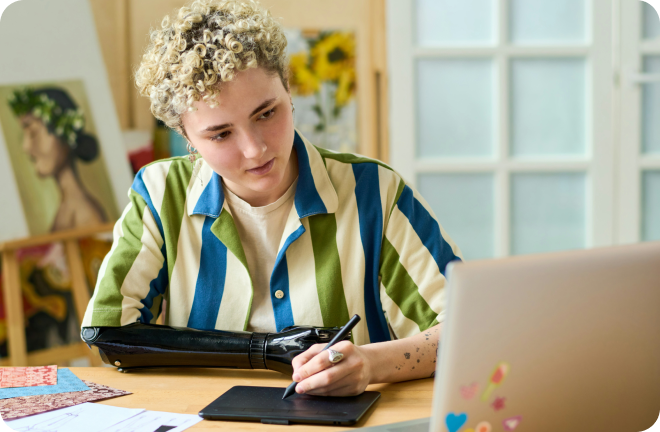 Women with her tablette drawing