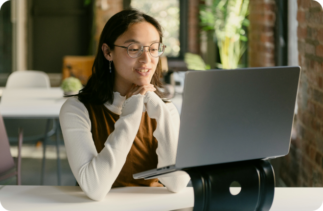 women with her laptop