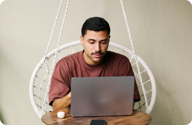 Photo of an expat with his computer, remote working from Italy